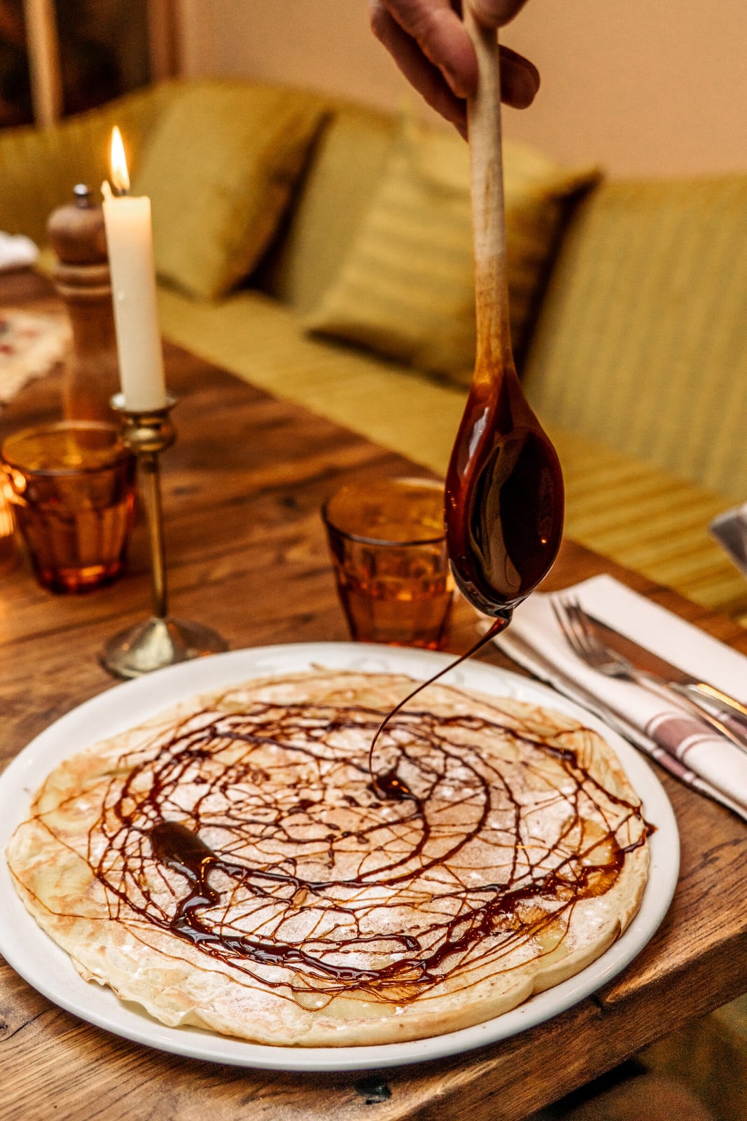 Stroop uit de Keulse pot over een pannenkoek