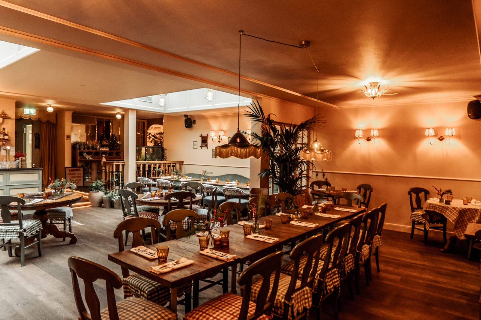 De lange tafel voor groepen in de grote zaal