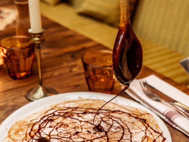 Stroop uit de Keulse pot over een pannenkoek
