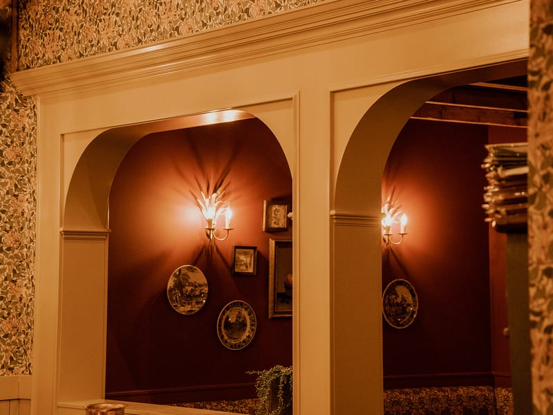 The red room in Amsterdam with arches, wall lamps and Delft plates