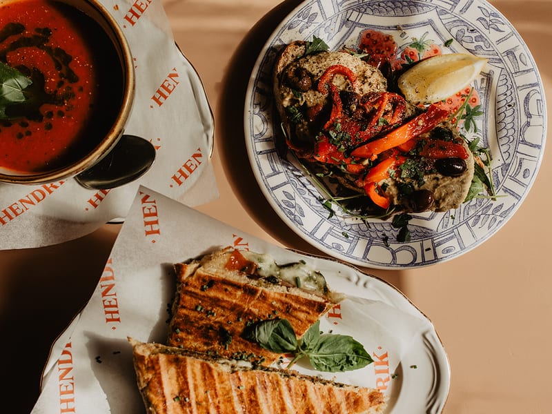 Een tosti en een salade op Hendrik-borden