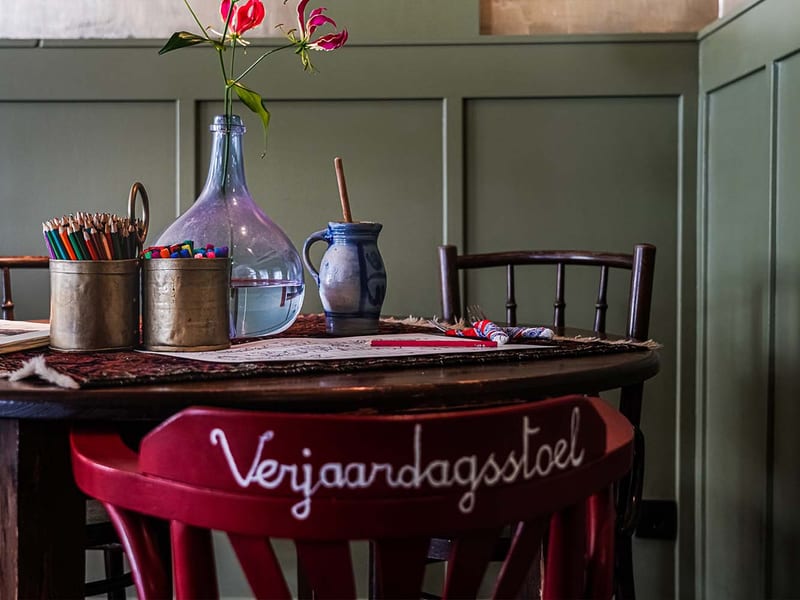 De verjaardagsstoel met het rode kleed