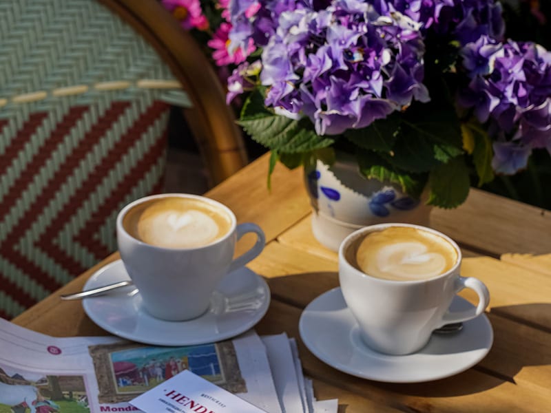 Twee cappuccino’s en de krant op het terras
